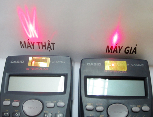 Dùng đèn laser chiếu vào tem chống giả chính hãng Casio sẽ hiện chữ OK trên tờ giấy phản chiếu (trái) trong khi máy giả không có đặc điểm này