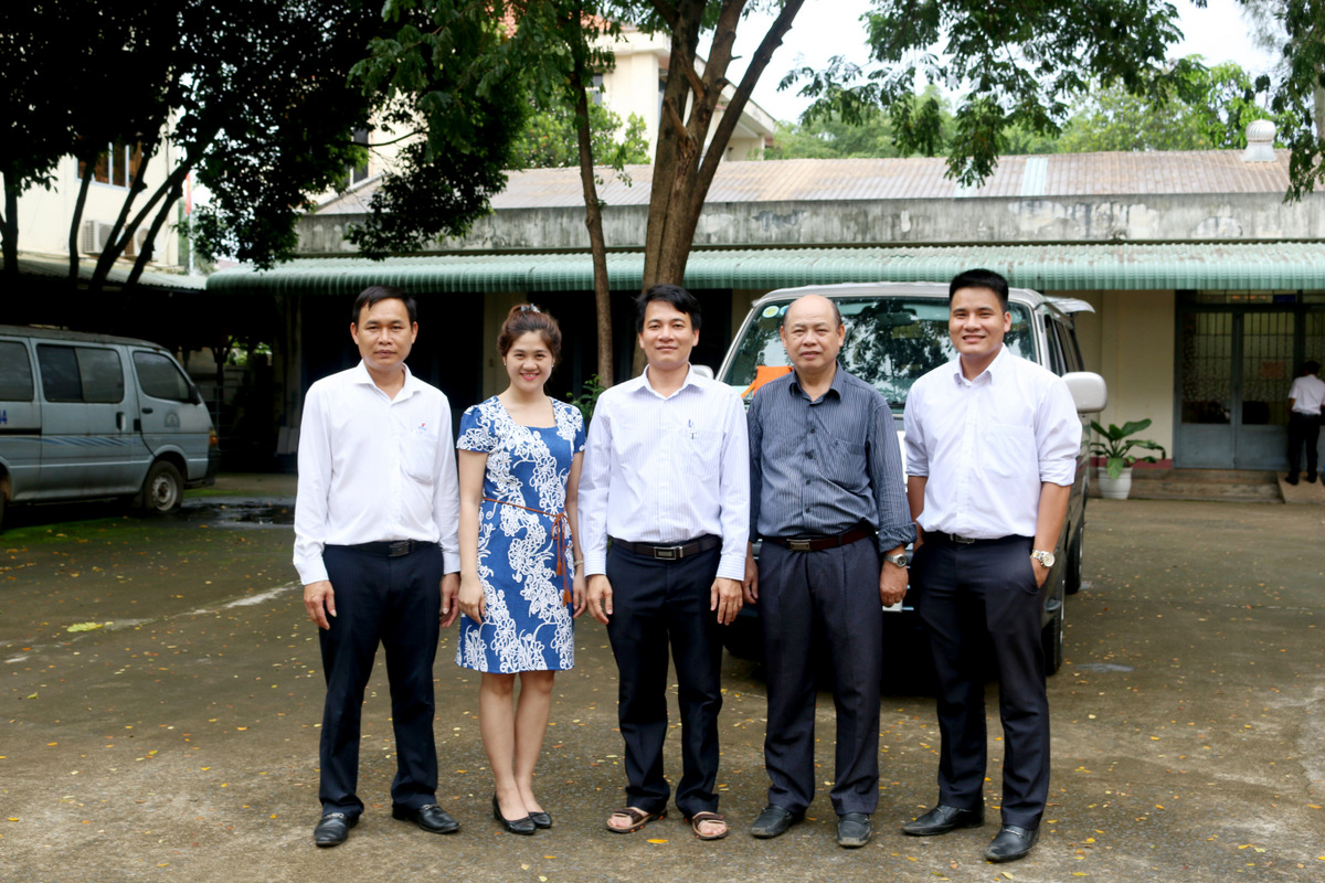 Thành viên BITEX chụp hình lưu niệm cùng thầy Nguyễn Thái Sơn và đại diện Sở Giáo dục & Đào tạo tỉnh Bình Phước