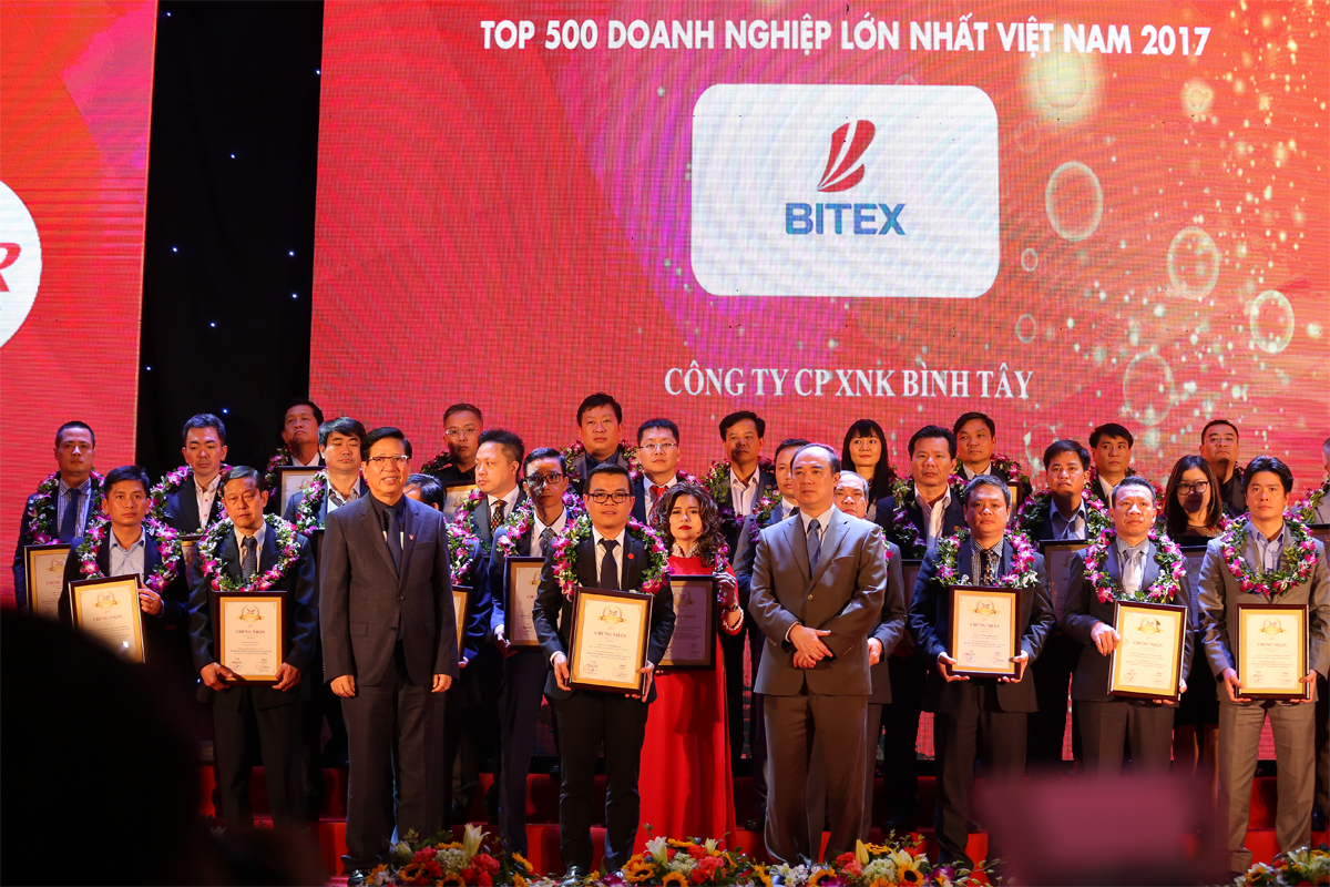 Ông Nguyễn Đắc Lực – P. Tổng giám đốc công ty BITEX vinh dự nhận giải thưởng danh giá  VNR 500