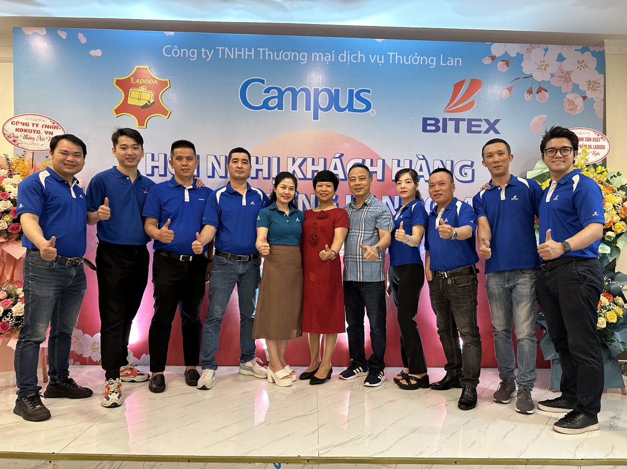 Đại diện các nhãn hàng của BITEX chụp ảnh lưu niệm với đại diện Nhà phân phối tại Hội nghị khách hàng tại Thái Bình