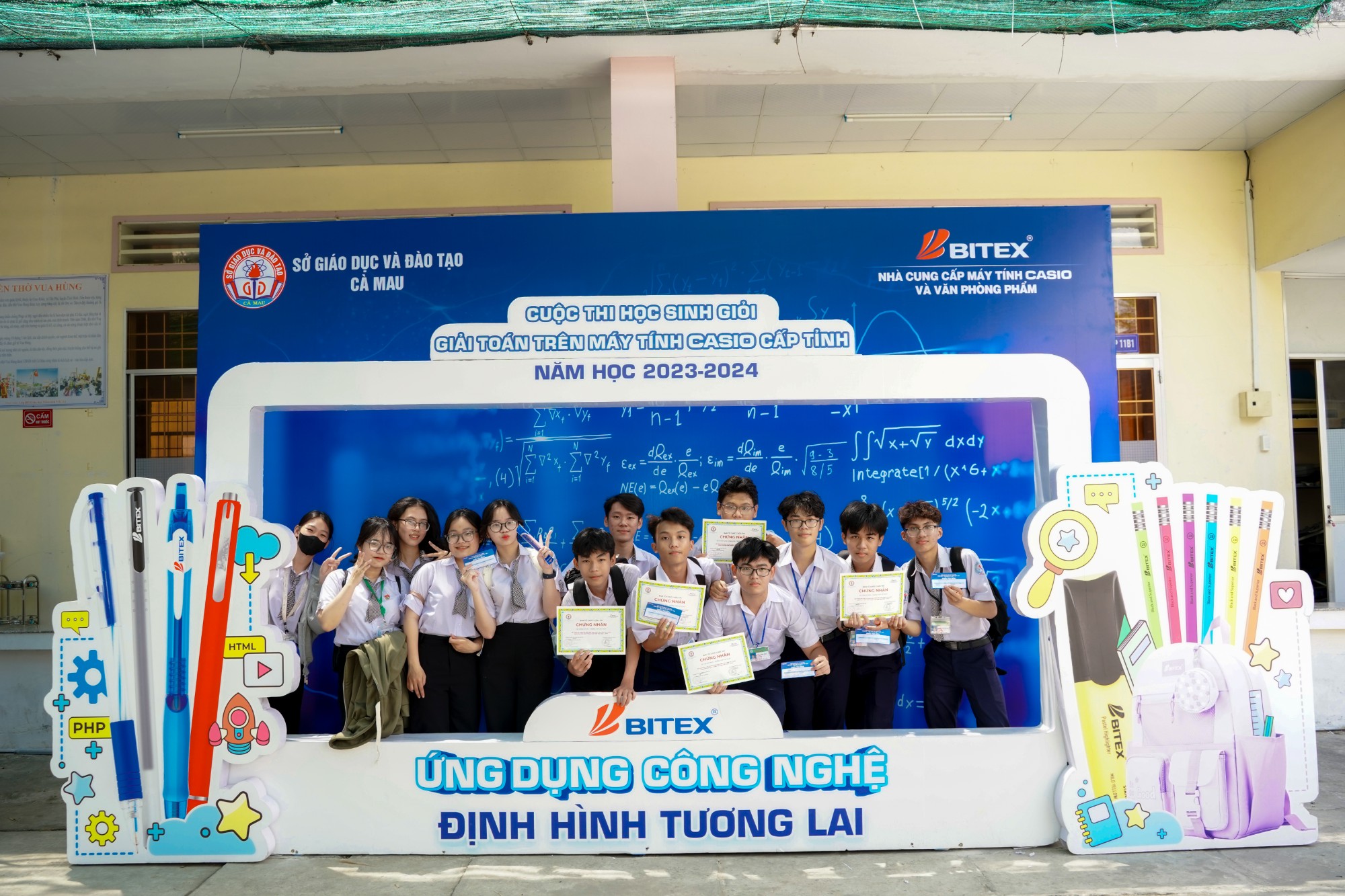 Các em học sinh hào hứng chụp ảnh check-in sau khi hoàn thành cuộc thi