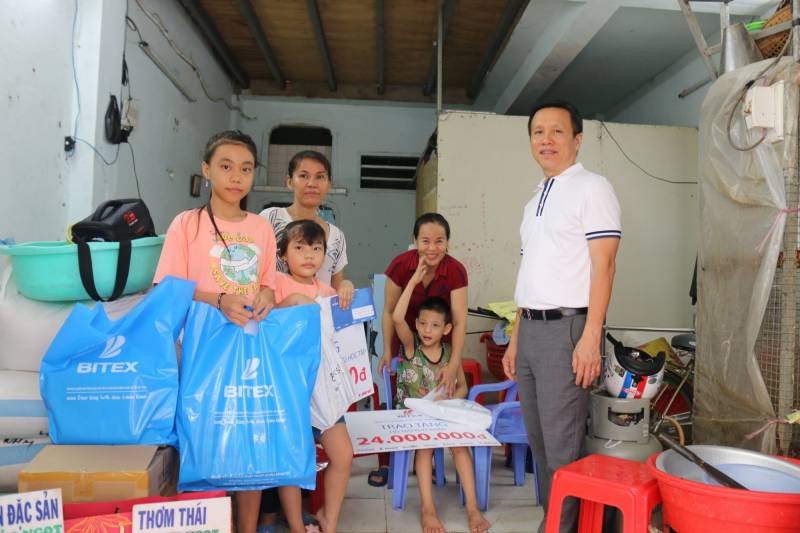 Chủ tịch Hội đồng quản trị trao học bổng, nuôi dưỡng ước mơ cho cô học trò nghèo Tân Bình