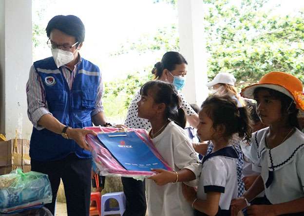 BITEX đồng hành cùng CLB Doanh Nhân Vàng trao tặng 1018 phần quà cho các em có hoàn cảnh khó khăn tại Bình Thuận