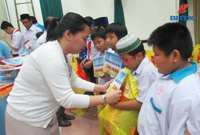 BITEX cùng Phó Thủ tướng Trương Hòa Bình tặng quà học sinh dân tộc Chăm TP.HCM